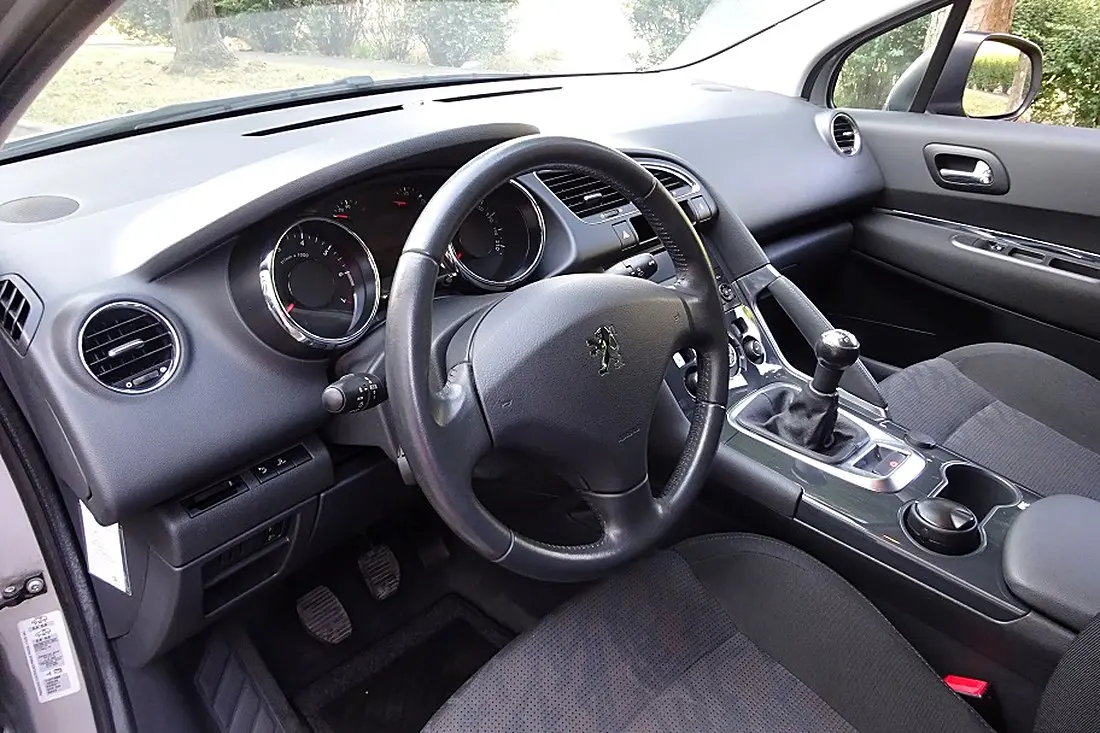 Poste de conduite Peugeot 3008 : volant, console haute, boîte manuelle