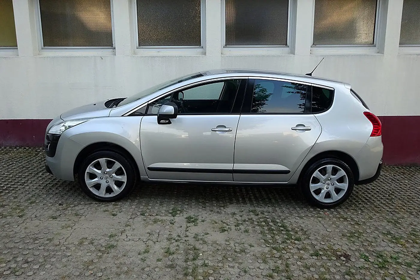 Peugeot 3008 gris de profil